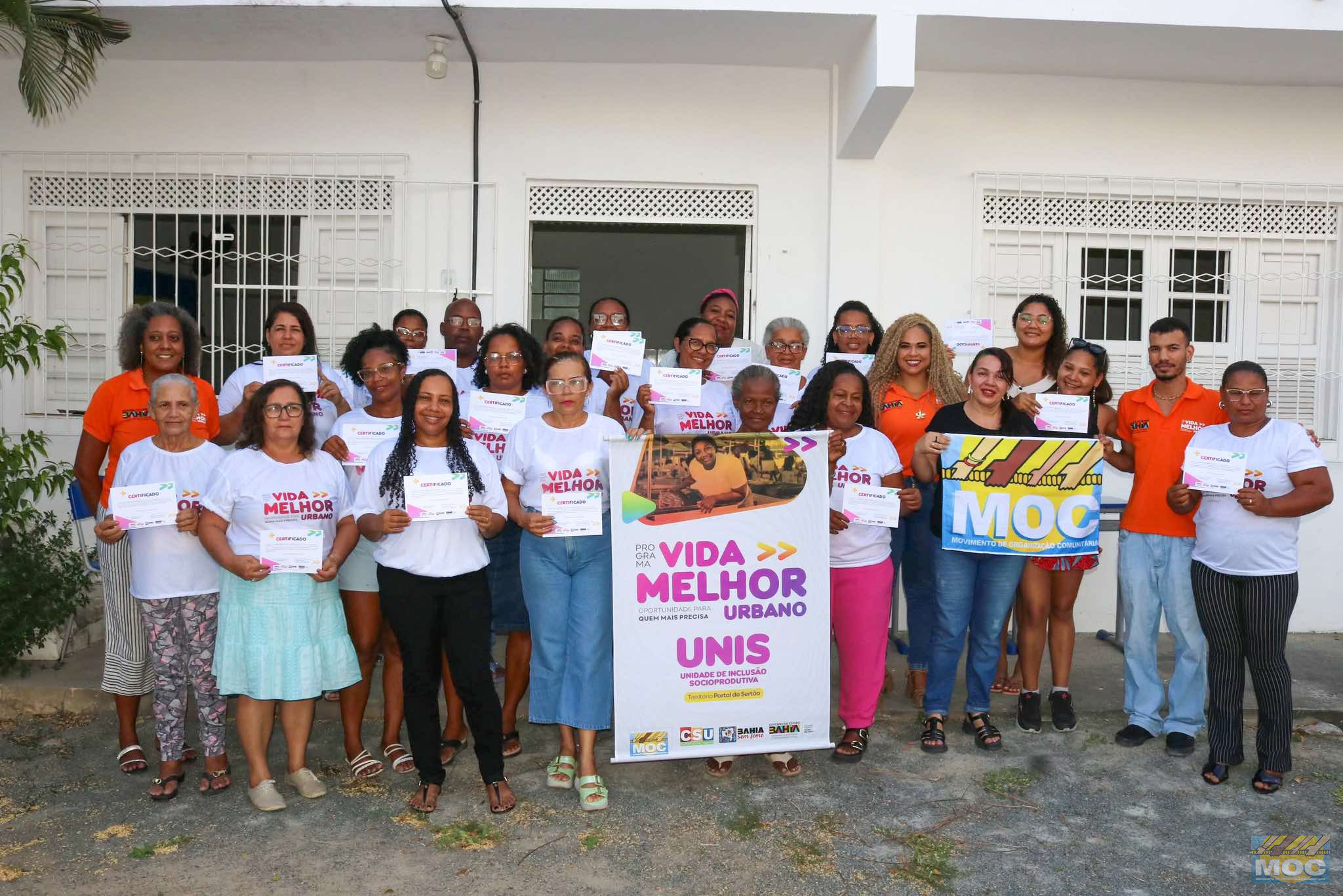 Programa Vida Melhor Urbano forma beneficiários em Feira de Santana com curso de Gestão de Negócios e entrega certificados