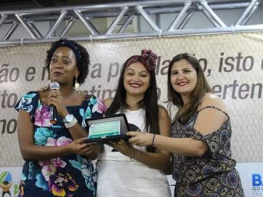 Coordenadora geral do MOC é homenageada pela Unicafes